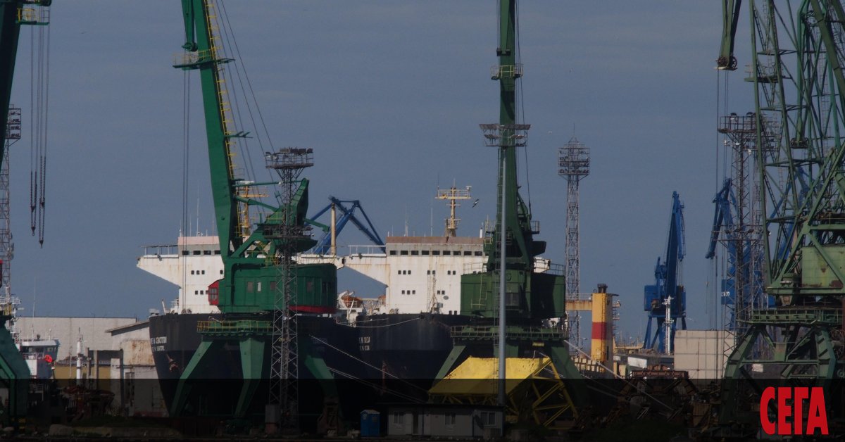 Един от най-големите товарни кораби в света за първи път