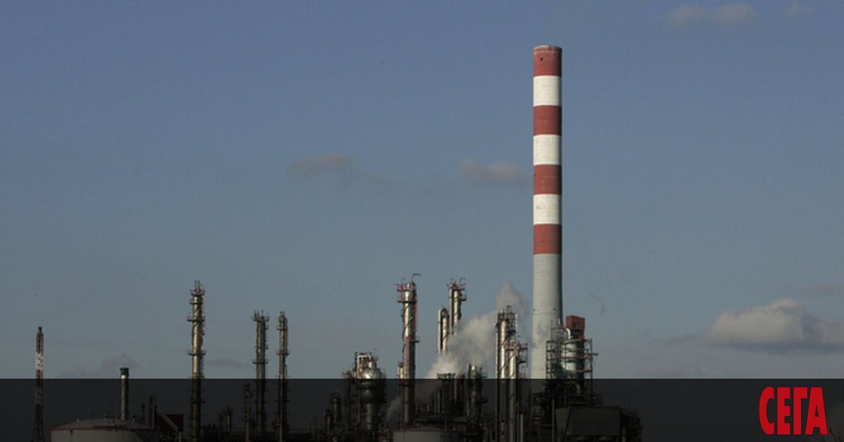 Близо 82 000 литра петрол са се разлели днес по