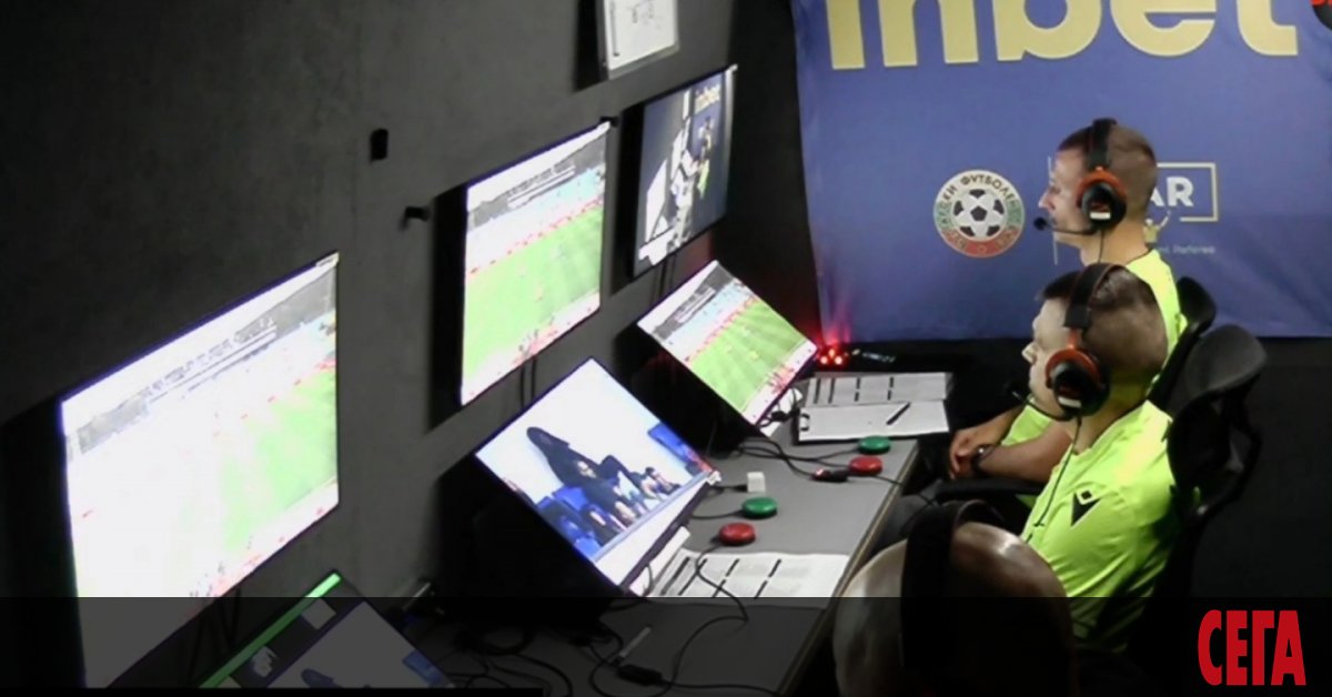 Техническото лице във VAR стаята, което бе уловено да гледа