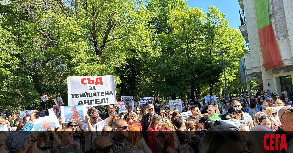 Втори протест, след Хасково, премина с щурм, бутилки и чупене.