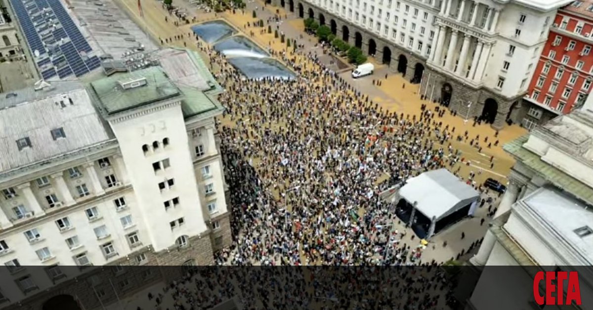 Протестът срещу приемането на еврото, организиран от Възраждане, започна в
