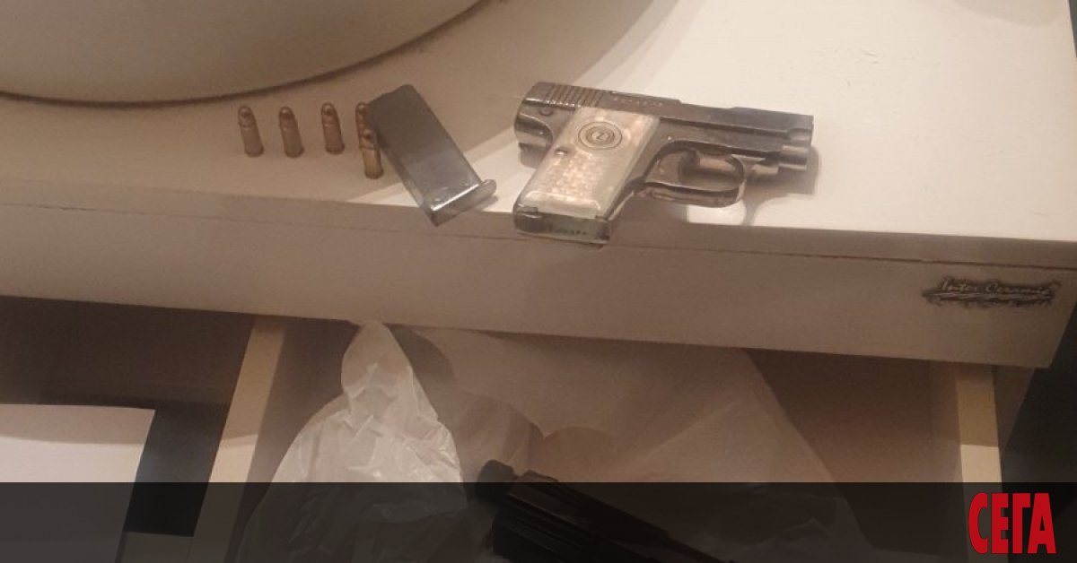 45-годишен мъж е изстрелял 16 патрона по жилищата на нищо