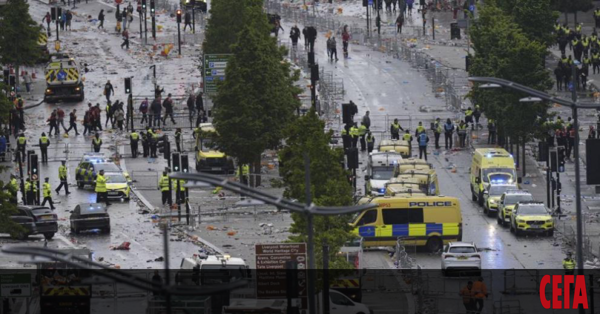 Кола се вряза в големия парад в чест на титлата