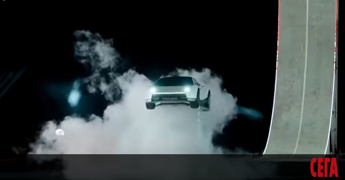 Tesla presented electric Roadster prototype at SpaceX facility