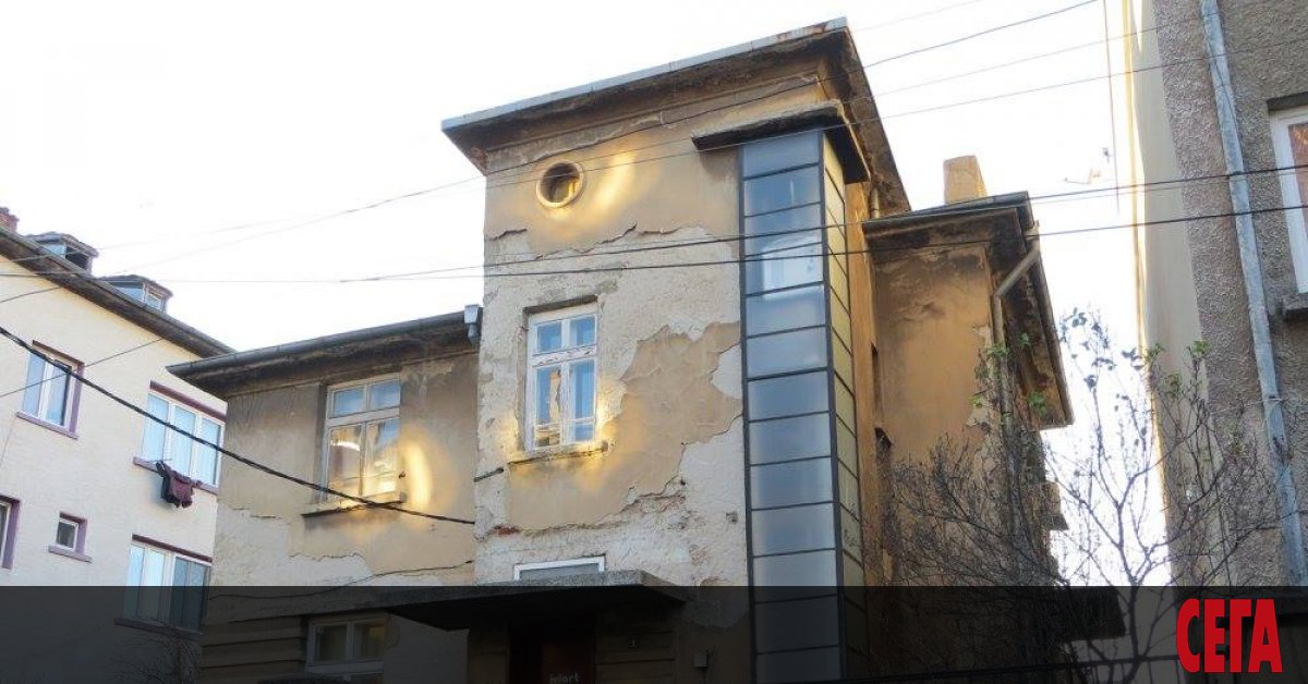 Поредна сграда с архитектурна и историческа стойност в центъра на