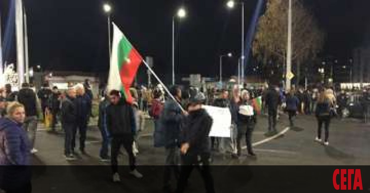  Десетки перничани излязоха тази вечер на пореден протест заради безводието