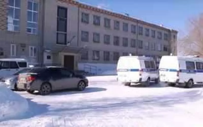 Полиция се е струпала пред училището в град Шадринск, Курганска област, където момиче стреля по съучениците си.