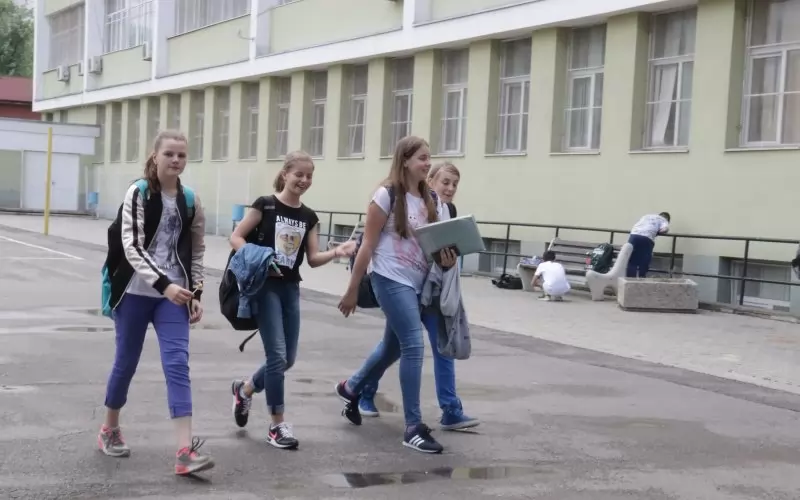 Утре всички следва да са на училище по график.