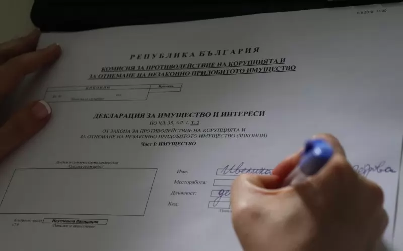Наименование Код За единица валута/злато Лева (BGN) Обратен курс: за един лев
За 18.07.2018 г.
Валута Код За Лева
Щатски долар USD 1 1.68446
Швейцарски франк CHF 1 1.68446
Британска лира GBP 1 2.19465
Нова турска лираTRY 10 3.48502
Австралийски долар AUD 1 1.23834
Канадски долар CAD 1 1.27093
Китайски ренминби юан CNY 10 2.50612
Чешка крона CZK 100 7.5652
Датска крона DKK 10 2.62373
Хонконгски долар HKD 10 2.14594
Хърватска куна HRK 10 2.64559
Унгарски форинт HUF 1000 6.03763
Индонезийска рупия IDR 10000 1.16936
Японска йена JPY 100 1.49391
Южнокорейски вон KRW 1000 1.48513
Малайзийски рингит MYR 10 4.15506
Норвежка крона NOK 10 2.05827
Новозеландски долар NZD 1 1.13877
Филипинско песо PHP 100 3.14629
Полска злота PLN 10 4.53757
Нова румънска лея RON 10 4.20067
Руска рубла RUB 100 2.66801
Шведска крона SEK 10 1.89665
Сингапурски долар SGD 1 1.2314
Тайландски бат THB 100 5.04939
Южноафрикански ранд ZAR 10 1.26134
Злато тройунция XAU 1 2058.1
Борсова търговия с компенсаторни инструменти
18.07.2018 г.
Вид Брой търгувани акции Начална цена (ст.) Крайна цена (ст.) Изменение (%)
Жилищни компенсаторни записи - - - -
Компенсационни (земеделски) бонове 75 672 0.8100 0.8000 -1.23
Компенсаторни записи - - - -