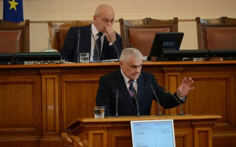 Дори вътрешният министър Валентин Радев да можеше да обясни разбираемо идеята на заместващите документи, това няма да направи мярката по-реалистична. 