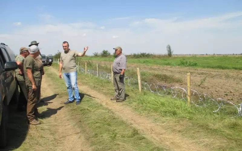 Зам.-министър Атанас Добрев нагледа вчера как се строи оградата срещу чумата по свинете.