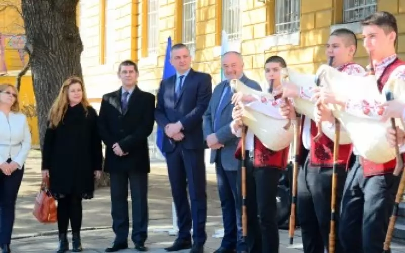 Стартът на ремонта бе ознаменуван както подобава - с песни, танци и в присъствието на варненския кмет Иван Портних. Снимка: община Варна
