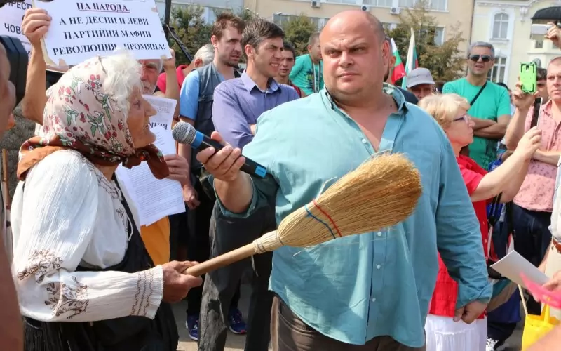 Организаторът на протеста и една от малкото симпатизантки, които си направиха труда да отидат на площада. 