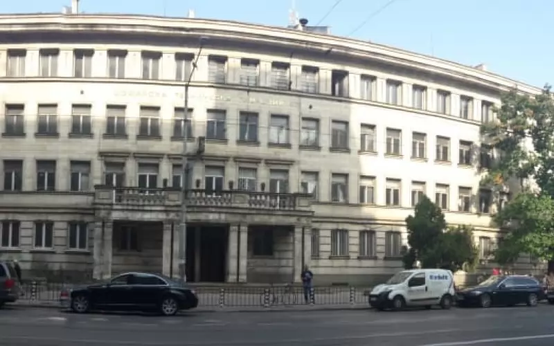 Сградата се нуждае от тотален ремонт. 
