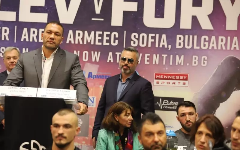 Кубрат Пулев говори по време на пресконференцията вчера, докато Хюи Фюри (вдясно седнал) слуша внимателно преводачката си. Човекът с тъмните очила е новият мениджър на Пулев - Ивайло Гоцев.