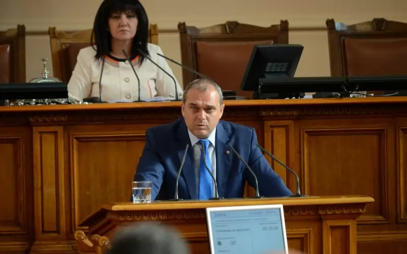 Искрен Веселинов първи се е подписал под проекта на ОП. След него подпис са сложили и още 15 депутати от коалиционния партньор на ГЕРБ.