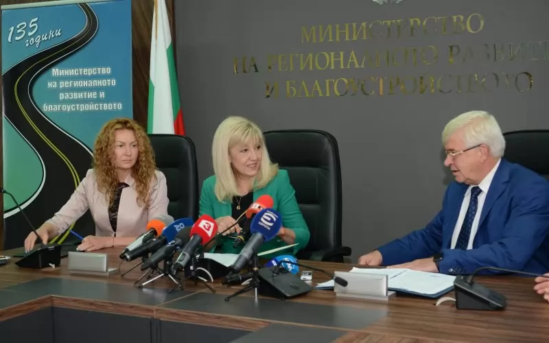 Министрите на здравеопазването и на регионалното развитие Кирил Ананиев и Петя Аврамова (в средата) подписаха договор за изпълнението на проекта за спешната медицинска помощ, за който по ОП "Региони в растеж" идват 163.5 млн. лв. От проекта се очаква да преструктурира системата, да повиши качеството й и да я приближи до хората. Първите 280 линейки за интензивни медицински грижи трябва да пристигнат до края на годината.