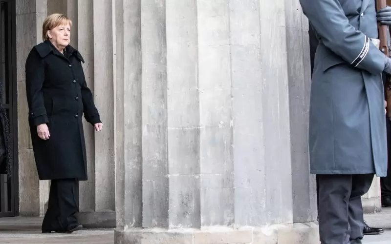 Ангела Меркел излиза от мемориала Нойе вахе.