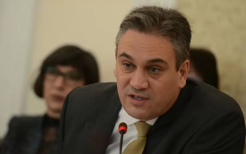 Шефът на КПКОНПИ Пламен Георгиев бе принуден да излезе в отпуск, но продължава да се брани с официални съобщения на комисията.