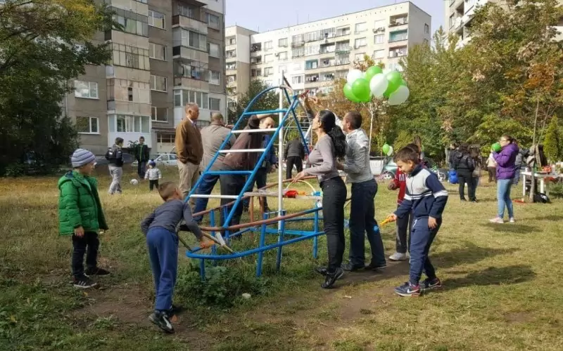 Детската площадка пред бл. 19-21 в "Младост" 1 преди и след намесата на и.д. кмет Румен Русев.