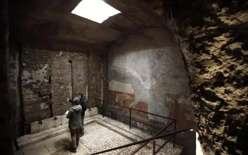 Все още личат следите от опустошителния огън.