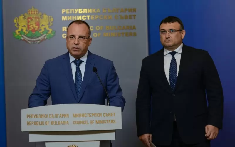 Земеделският министър Румен Порожанов и МВР шефът Младен Маринов пратиха масови проверки на къщите за гости. Порожанов беше шеф на фонд "Земеделие" точно когато се раздаваха парите за къщите за гости, но едва сега прозря, че има много нарушения. 