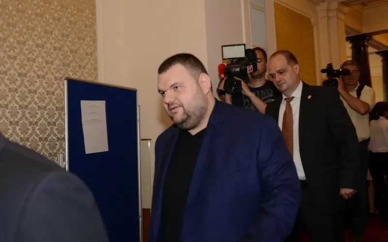 Делян Пеевски отново се появи в парламента с охрана от НСО.