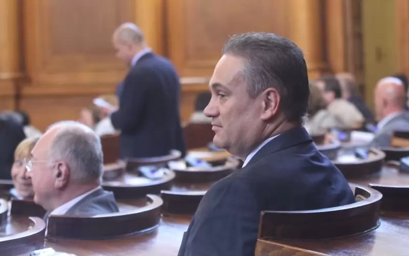 Пламен Георгиев наблюдава целия фарс с освобождаването му от най-задния ред на залата.