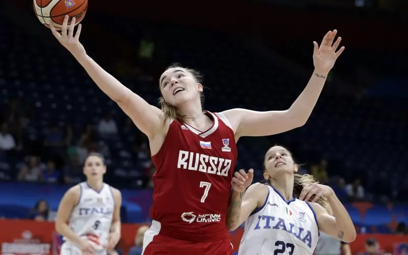 Рускинята Мариа Вадеева поднася топката към коша на Италия, след като е изпреварила Сабрина Чинили по време на баража за 1/4-финалите на европейското първенство по баскетбол за жени в Белград (Сър). Русия победи с 63:54 и се класира за 1/4-финала, в който ще срещне европейския шампион Испания. В друг бараж от миналата нощ Белгия се наложи над Словения със 72:67 и ще играе срещу Франция. Другите 1/4-финални двойки са: Сърбия - Швеция и Унгария - Великобритания.