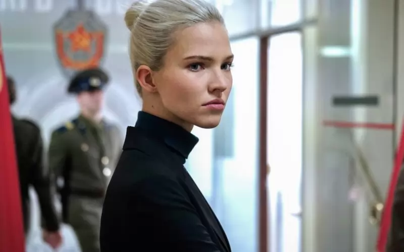  Анна е готова да убива с руса коса...