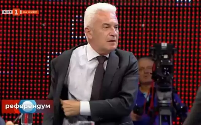 Лидерът на "Атака" Волен Сидеров реши да си свали микрофона след многократните молби от водещата на предаването "Референдум" да престане с безобразното си държание.