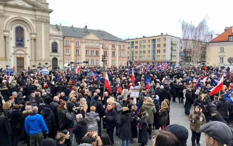 По данни на "Юстиция" и на общината във Варшава в марша са участвали между 25 000 и 30 000 души. От тях  4000 полски юристи – съдии, прокурори, адвокати, нотариуси, юридически съветници.