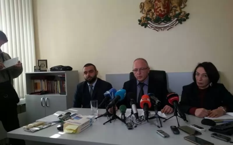 Брифинг за реекспорта на още 74-те контейнера беше даден от апелативния прокурор на Варна Владимир Чавдаров с участието на директора на ТД „ Северна морска“ Соня Трифонова и зам.-директорът на ОД на МВР Андрей Ангелов.
