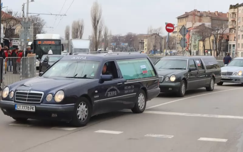 Фирми, предоставящи погребални услуги, организираха безпрецедентно протестно шествие с катафалки срещу законовата поправка.