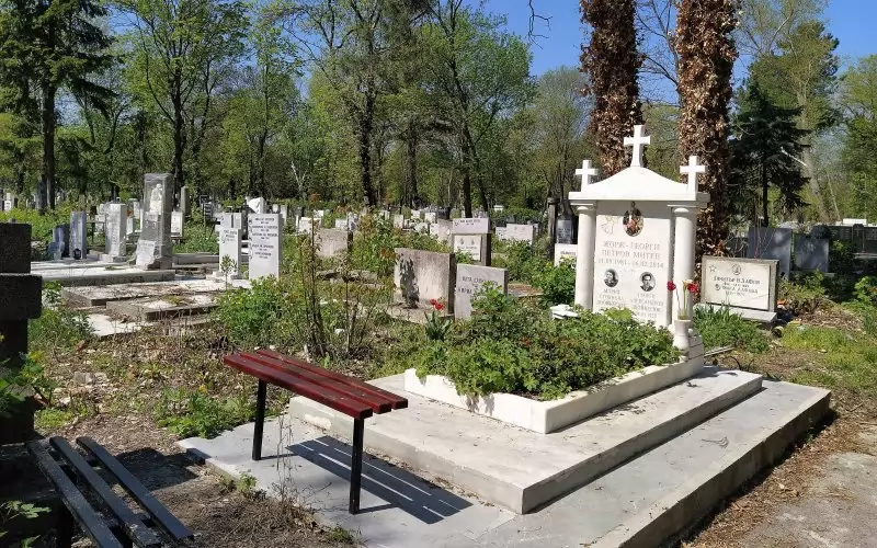 Бившата фирма "Чистота Искър" ще отговаря до октомври 2023 г. за почистването на гробищни паркове "Централен", "Бакърена фабрика" и "Малашевци".  