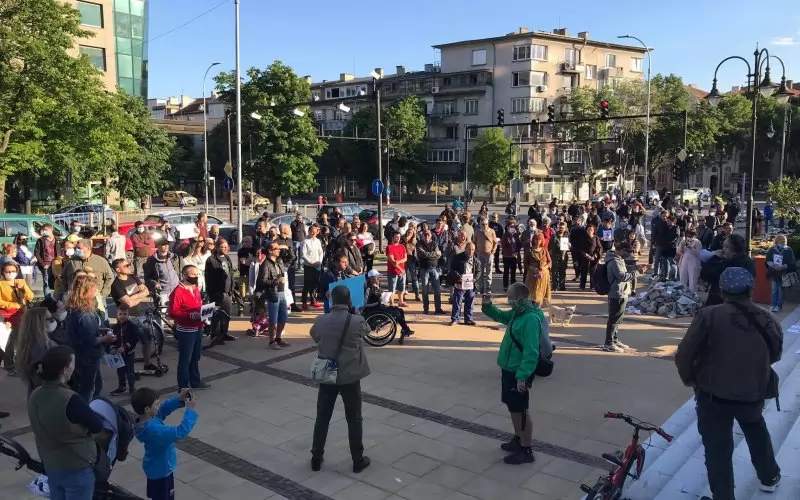 Рехав бе протестът тази вечер пред сградата на община Варна.