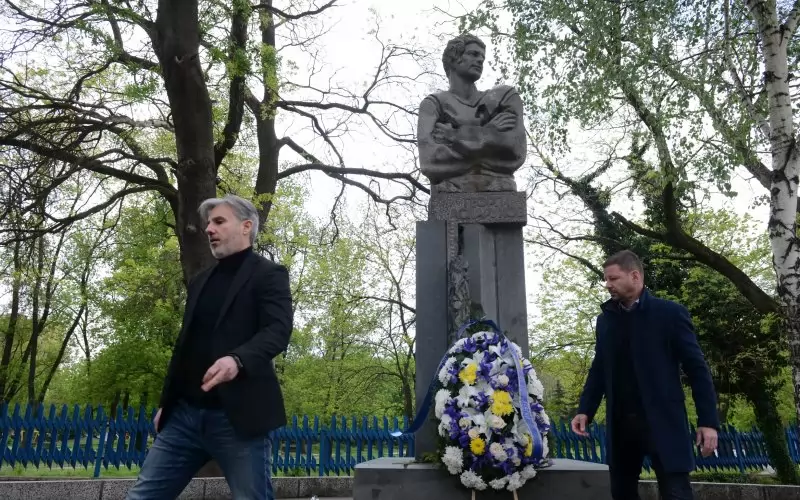 По-рано днес Павел Колев (вляво) участва в честването на 77-годишнината от рождението на легендарния нападател на "Левски" Георги Аспарухов-Гунди.