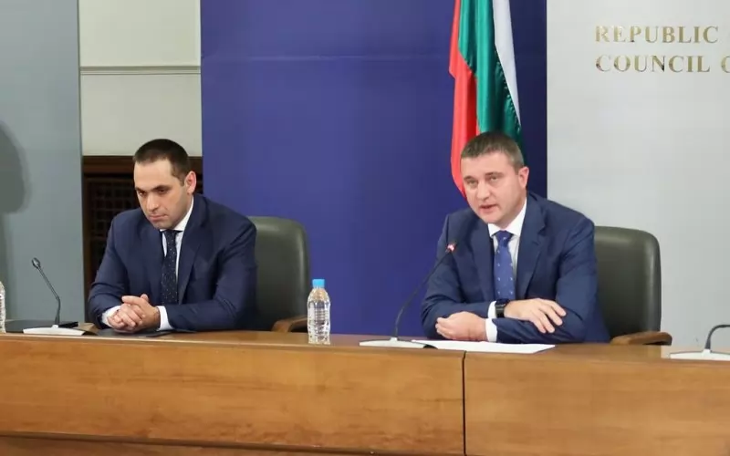 Караниколов и Горанов дават разяснения за бъдещата ДПК.  Проектът за създаването на Държавна петролна компания няма нито финансови разчети (липсва отговор колко ще струва осъществяването на проекта,  нито оценка на въздействието (как появата на нов мощен играч като ДКК ще се отрази на пазара на горива). 