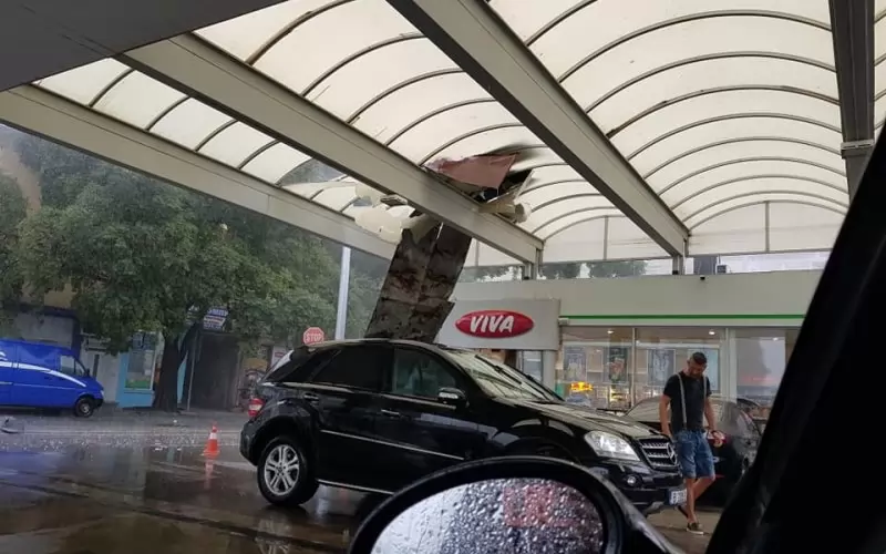 Бурята изпочупи покрив на бензиностанция в района на ЖП гарата.