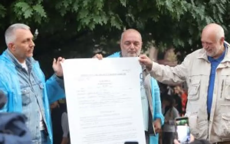 "Отровното трио" зове за масови граждански арести.