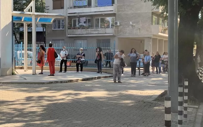 Хора чакат търпеливо да си подадат заявление за смяна на личните документи пред столичното 2-о РПУ. 