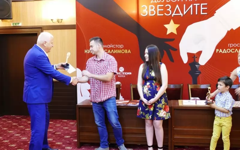 Васил Антонов (вляво) връчва наградите на победителя в мача Радослав Димитров.