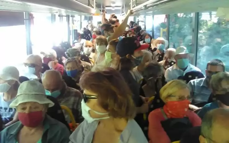 Автобусите по линия №63 са претъпкани в пиковите часове, личи от кадри във "Фейсбук"