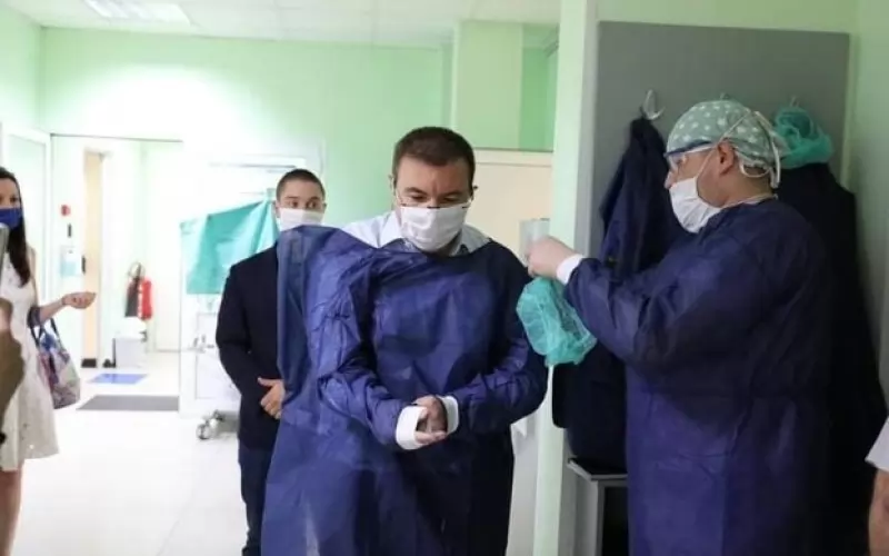 Здравният министър с впечатления от УМБАЛ "Канев" в Русе: "Разговарях с лекари и медицински сестри - видях усмихнати хора, удовлетворени от условията на труд и възнагражденията, които получават. При посещението си в „Медика“ – видях същото, но в лицето на частно лечебно заведение, което не абдикира от ситуацията, в която сме, а също съдейства с всички сили и ресурси“.