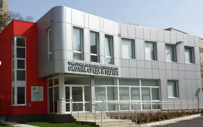 От тази сграда (местната РЗИ) тръгнаха обвиненията към младата лекарка.