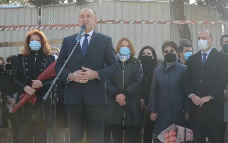 Президентът и вицепрезидентът, както и представители на столичната управа, присъставаха на ритуала по полагане на основния камък на храма "Св. Пимен Зографски" в София
 