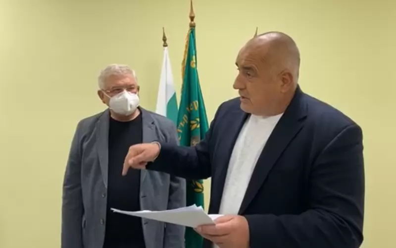 Борисов опровергава обвиненията на президента със съобщението от "Стандарт енд Пуърс" в ръка.
