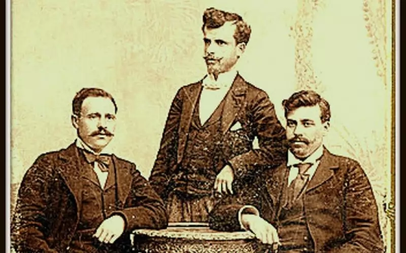 Ефрем Чучков и Гоце Делчев (седнали), и Климент Шапкарев - син на Кузман Шапкарев (София, 1901 г.).