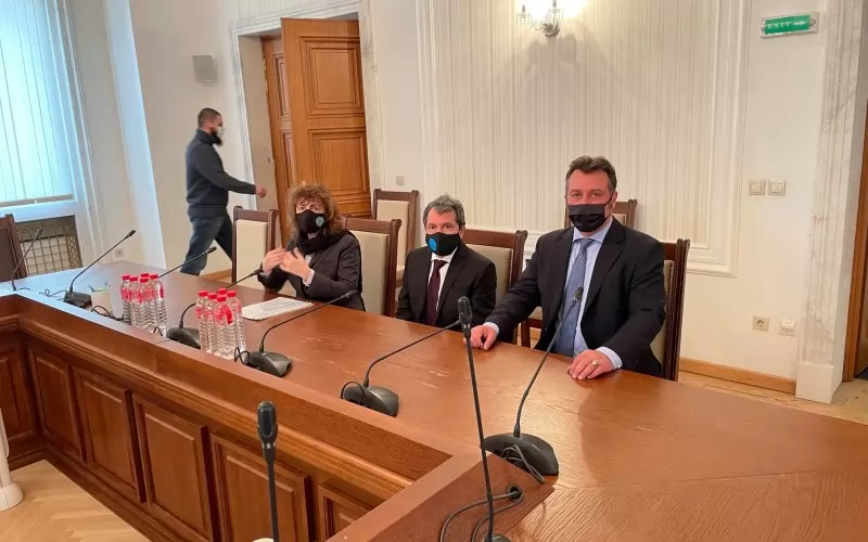Филип Станев (вдясно) и Тошко Йорданов бяха част от групата, внесла в ЦИК документите на партията за участие в изборите.
