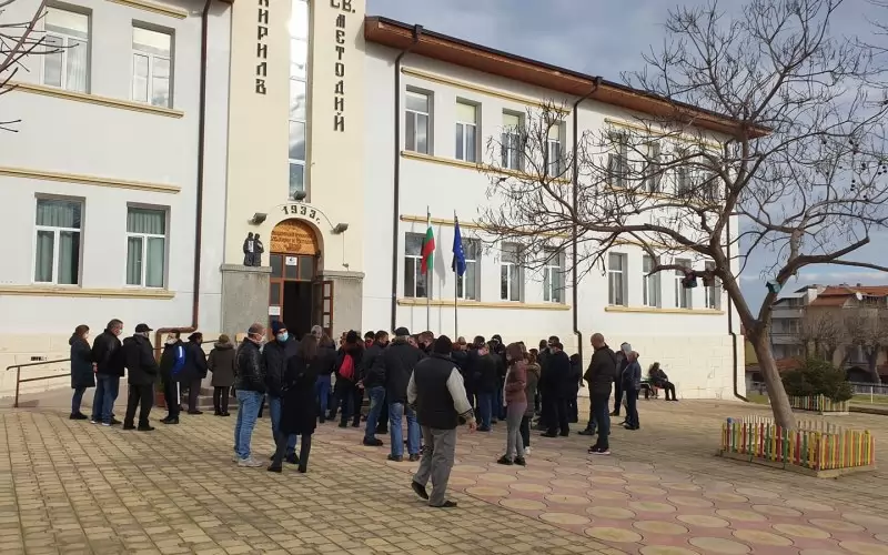 Навалица пред избирателна секция - такава гледка рядко може да се забележи, но бе виждана цял ден днес в Обзор